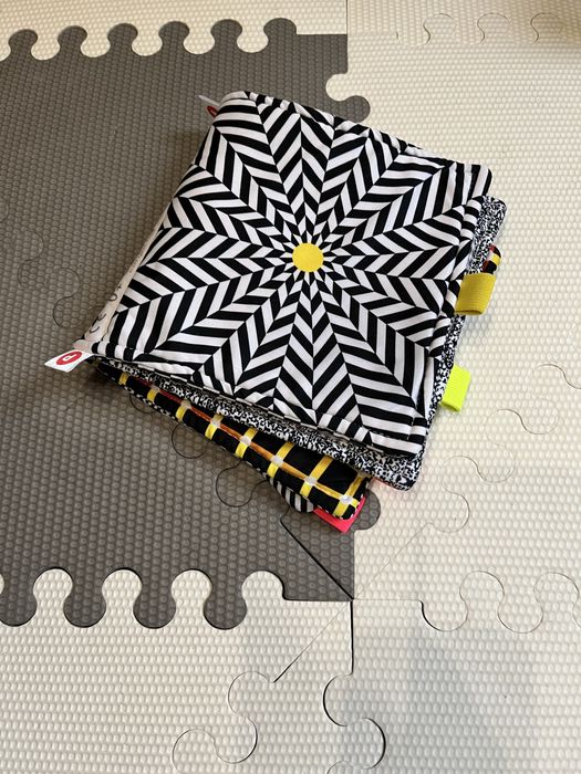 Mięka ksiazeczka kontrastowa dla niemowląt firmy Parenti