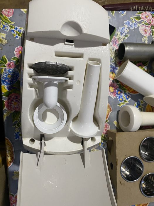 Электросмясорубка с разными насадками “Moulinex”и отдельно ножи, сетки