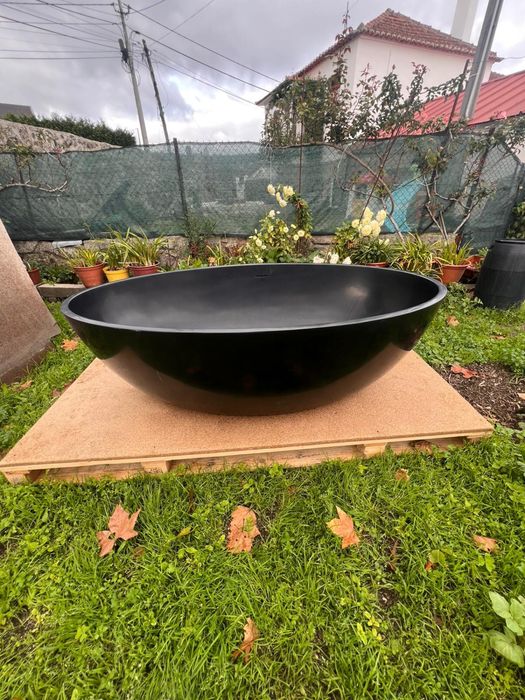 Banheira oval preta – moderna e elegante