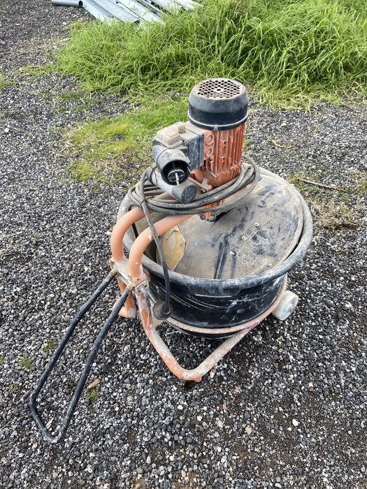 Betoneira pequena com balde