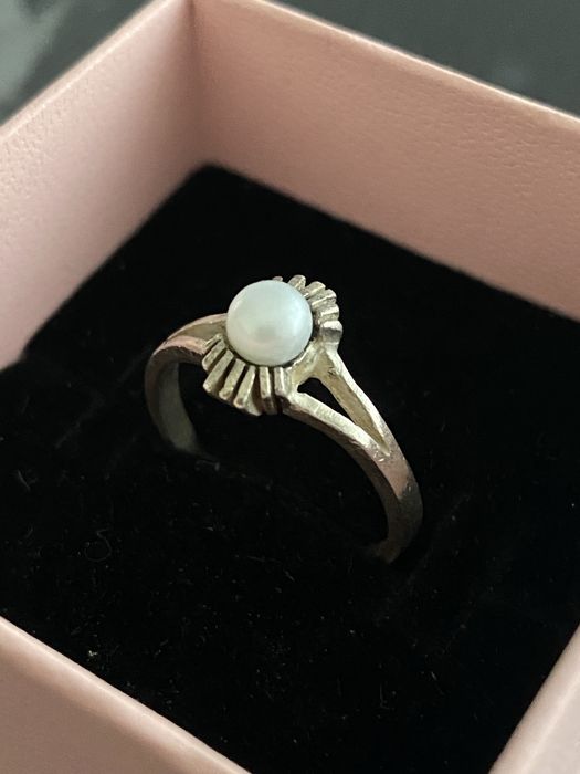 Stylowy srebrny pierscionek z perłą