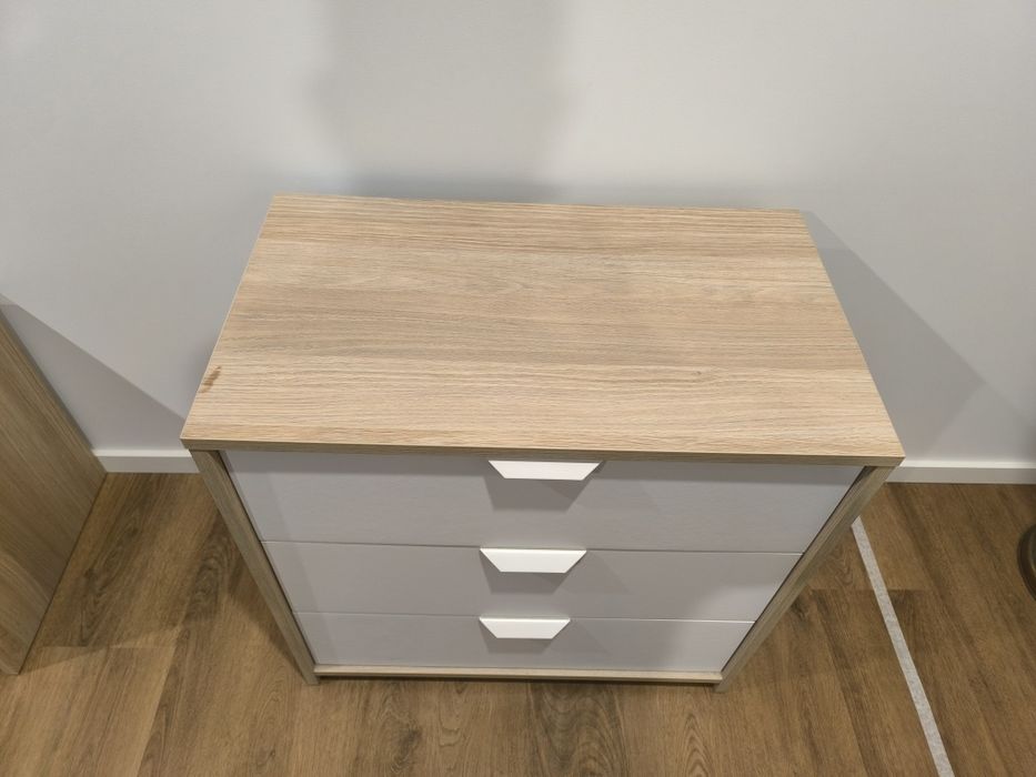 Cómodas e mesas de cabeceira IKEA Askvoll