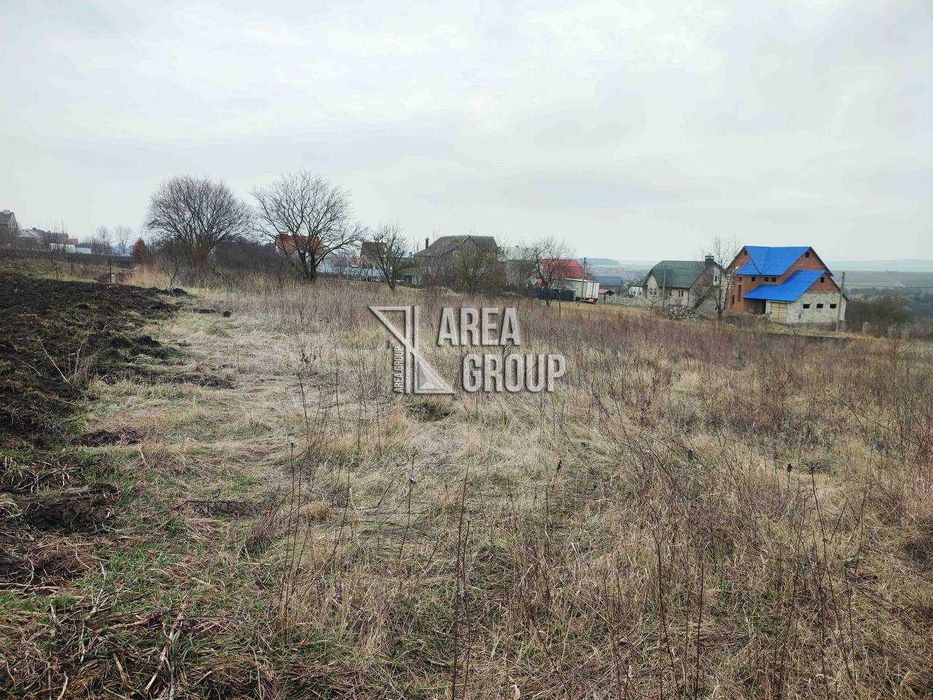 Продаж земельної ділянки під житлову забудову поблизу міста.