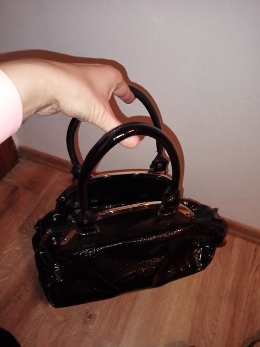 Czarna nowa torebka damska na ramię.