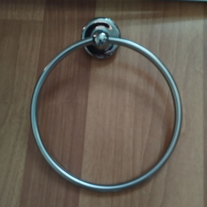 Полочка для ванной, полотенцедержатели, штанга для подвешивания одежды