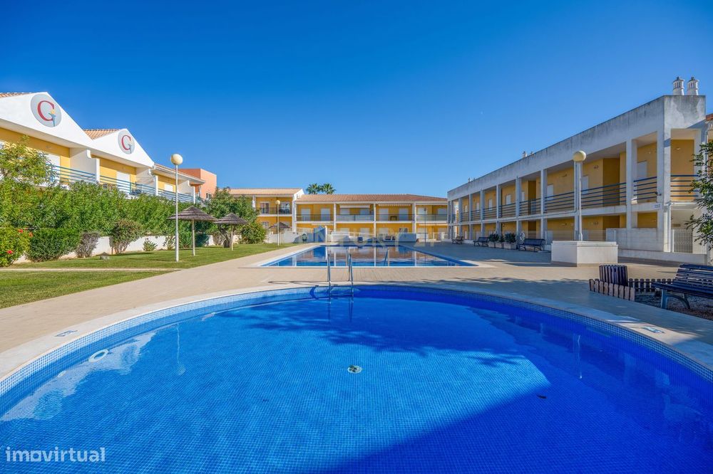 Apartamento T2 com Garagem e Piscina a 5 Minutos da Praia da Galé, Alb