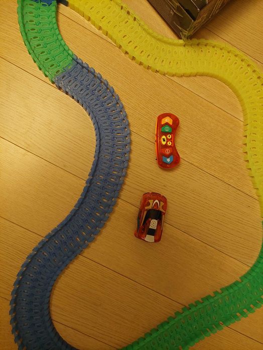 Автомобільна гоночна траса з машинкою