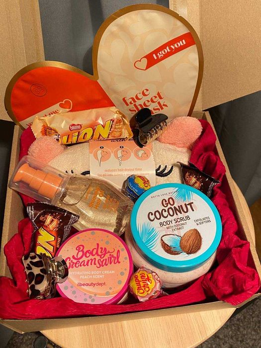 Prezent na Walentynki Zestaw SPA + słodycze w pudełku