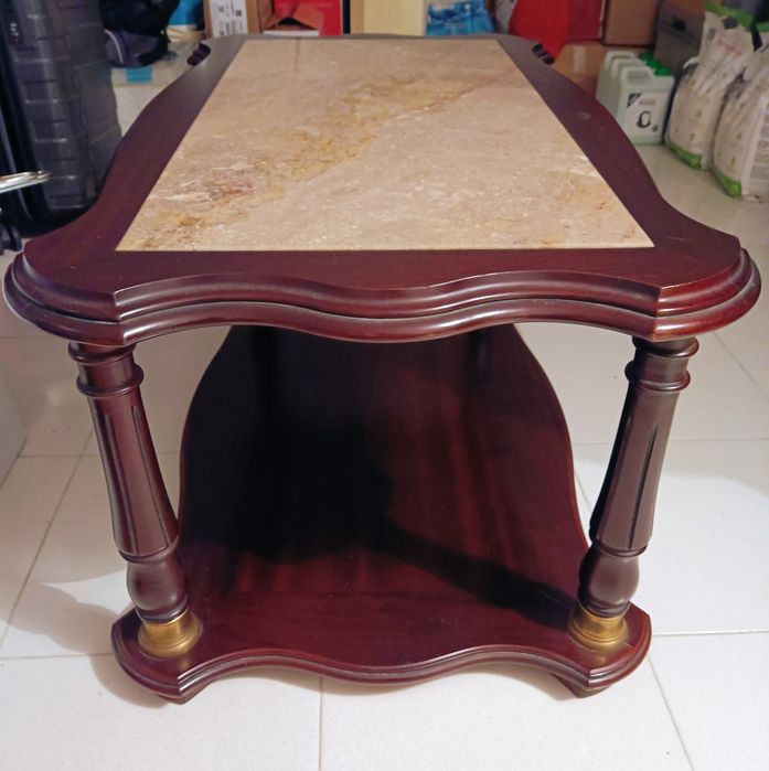 Mesa de centro da sala castanha com tampo de mármore