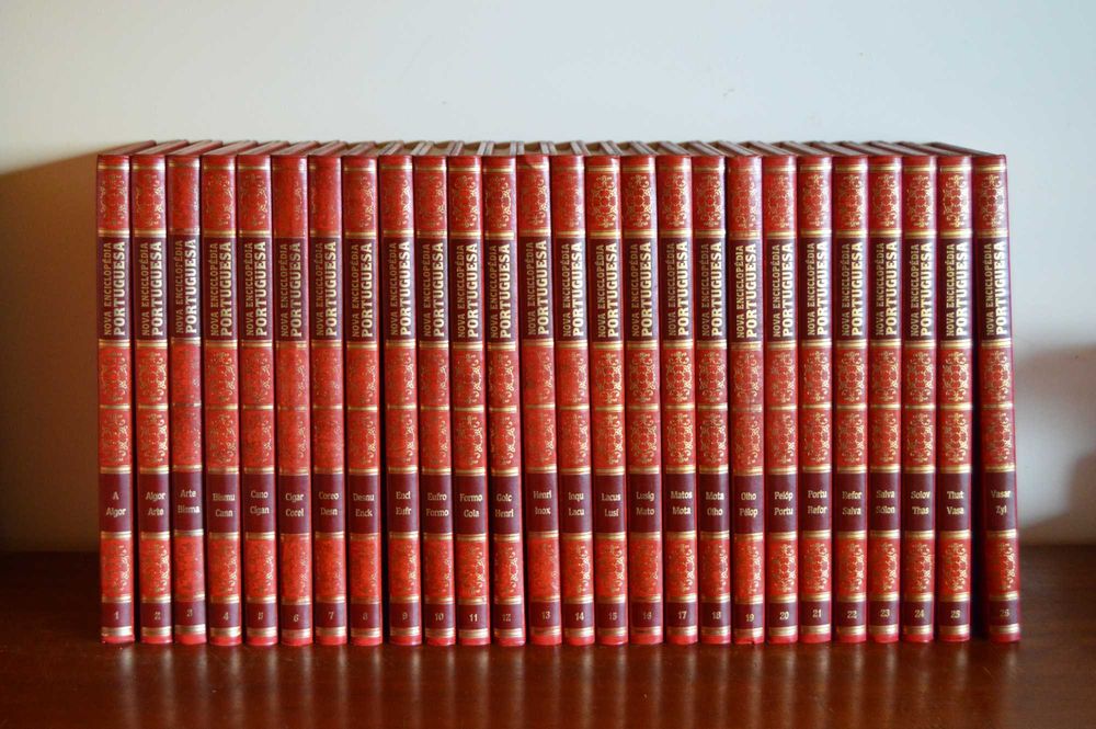 Nova Enciclopédia Portuguesa Ediclube (26 volumes).