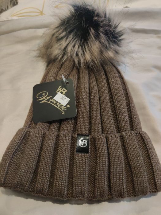 Brązowa czapka z pomponem