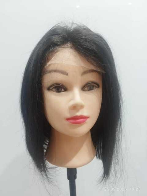 Peruka rozm. M . Włosy jak naturalne, półdługie ,proste. Kolor czarny