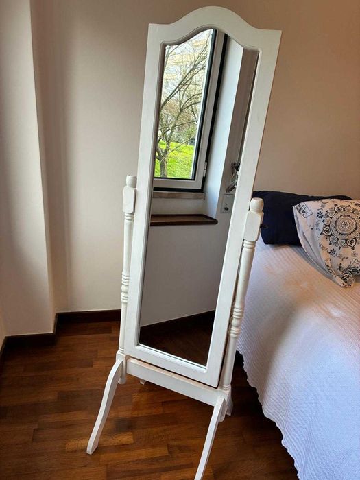 Espelho de pé branco