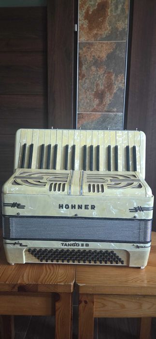 Hohner 80 basowy 3/5 chóry głośny i super grający.