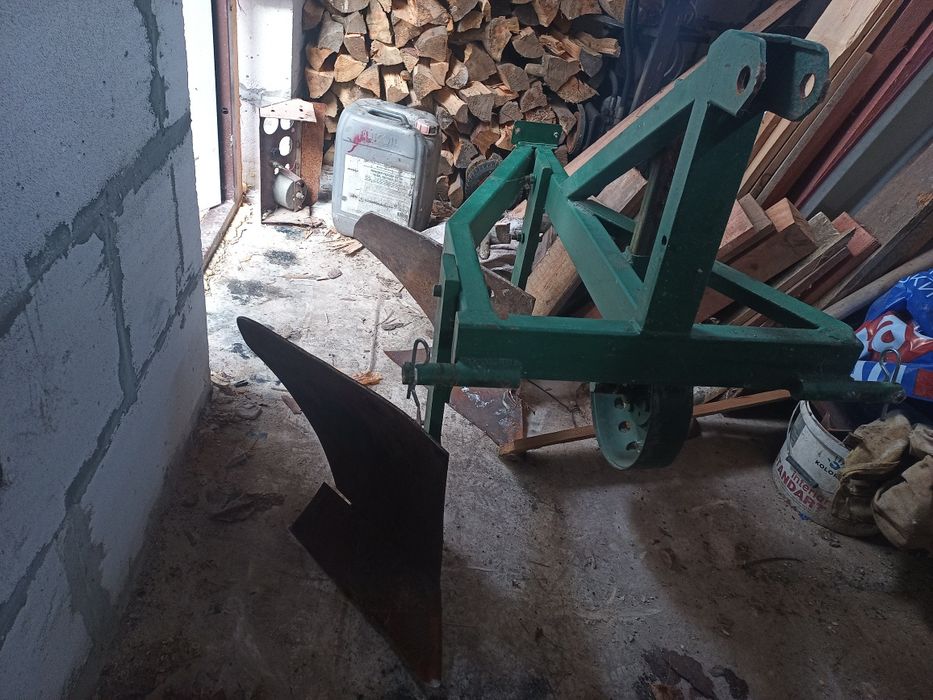 Плуг двокорпусний