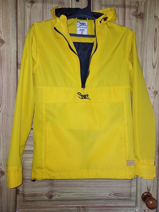 Легка і якісна куртка Staff.