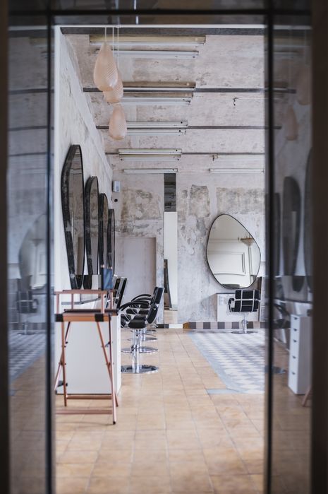 Czas pójść na swoje! Wynajmij stanowisko fryzjerskie!