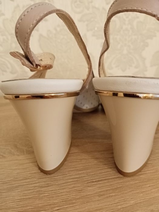 Продам босоніжки