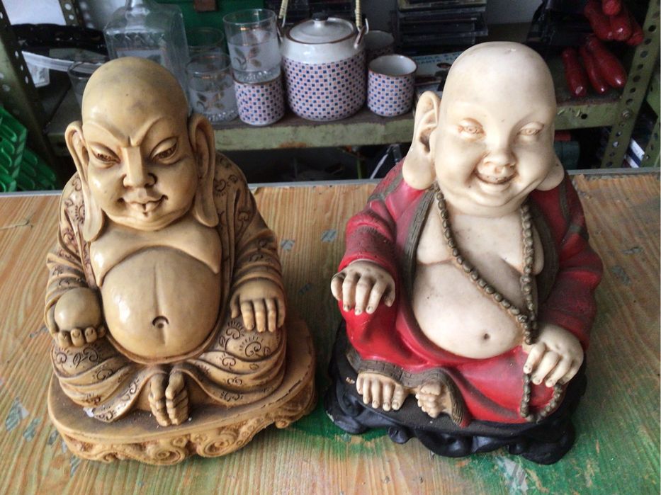 2 Budas em marfinite antigos como novos  com 25 cms de altura ,lindissimos