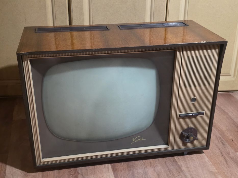 Stary telewizor lampowy Koral