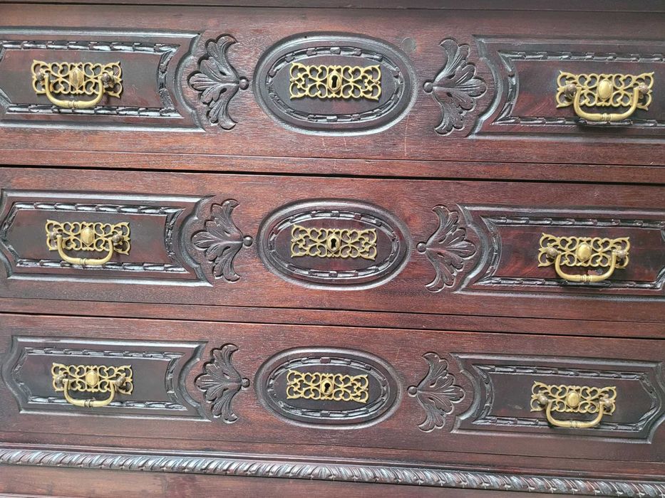 Cómoda antiga em madeira maciça - Muito bom estado geral