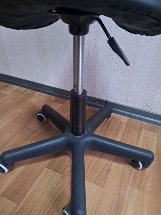 Продам стілець-сідло для майстра манікюру