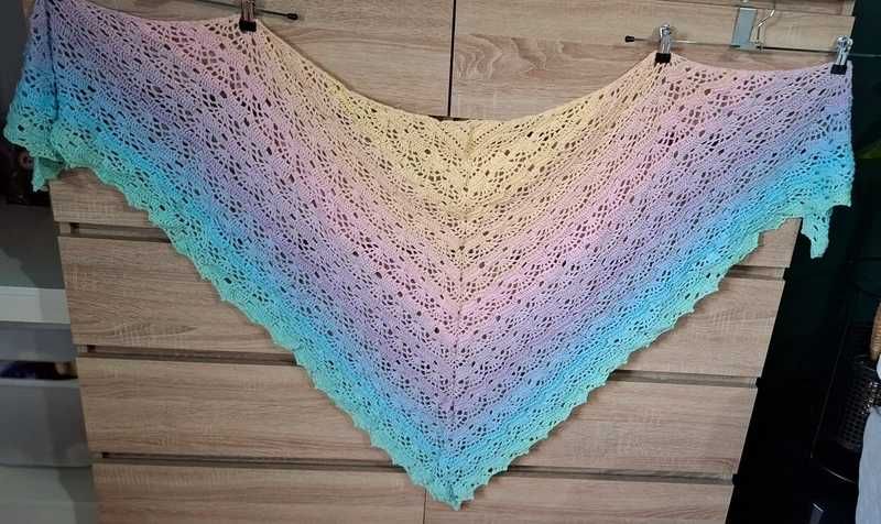 Chusta handmade robiona na szydełku tęczowa pastelowa szydełkowa ombre