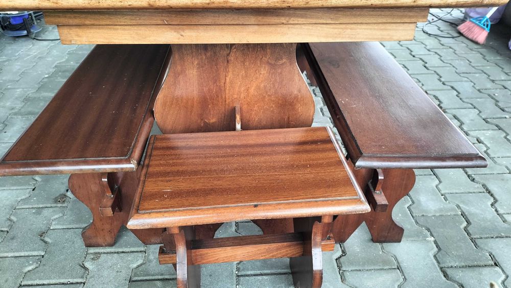 Mesa em carvalho com bancos