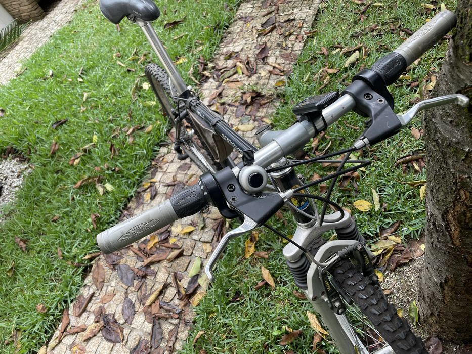 Bicicleta desportiva para adulto