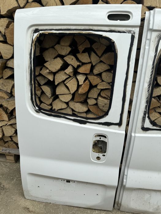 Продаються двері з автомобіля марки "Opel Vivaro"