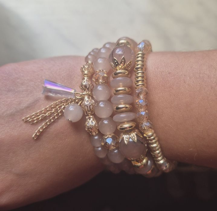 Śliczny zestaw 4 bransoletek.