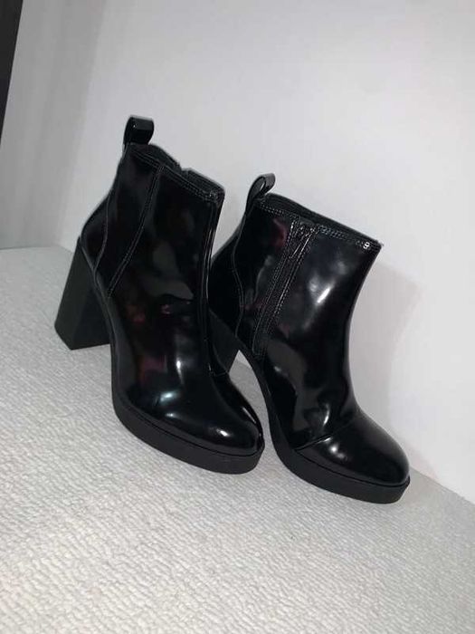 lakierowane czarne botki na słupku H&M 38