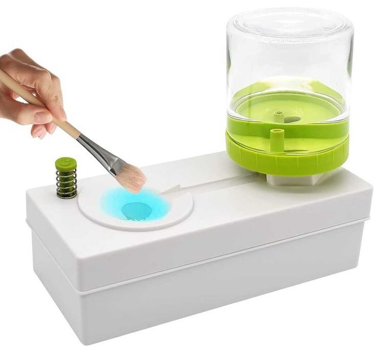 Набір інструментів для роботи із полімерною глиною.