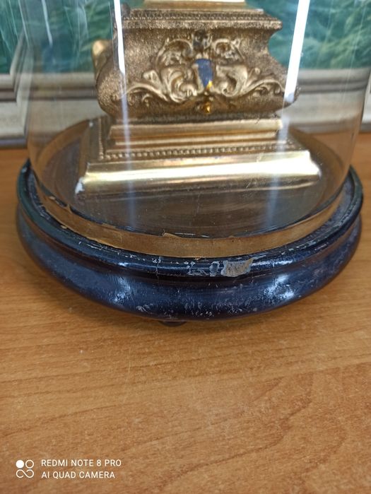 Antyczny krucyfiks z alabastrem w szklanej kopule