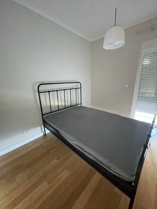 Estrutura de cama de casal e colchao