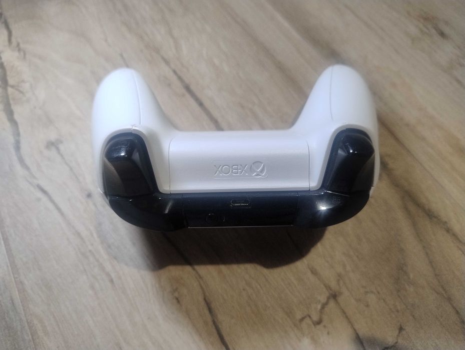 Kontroler Xbox 1708 Biały