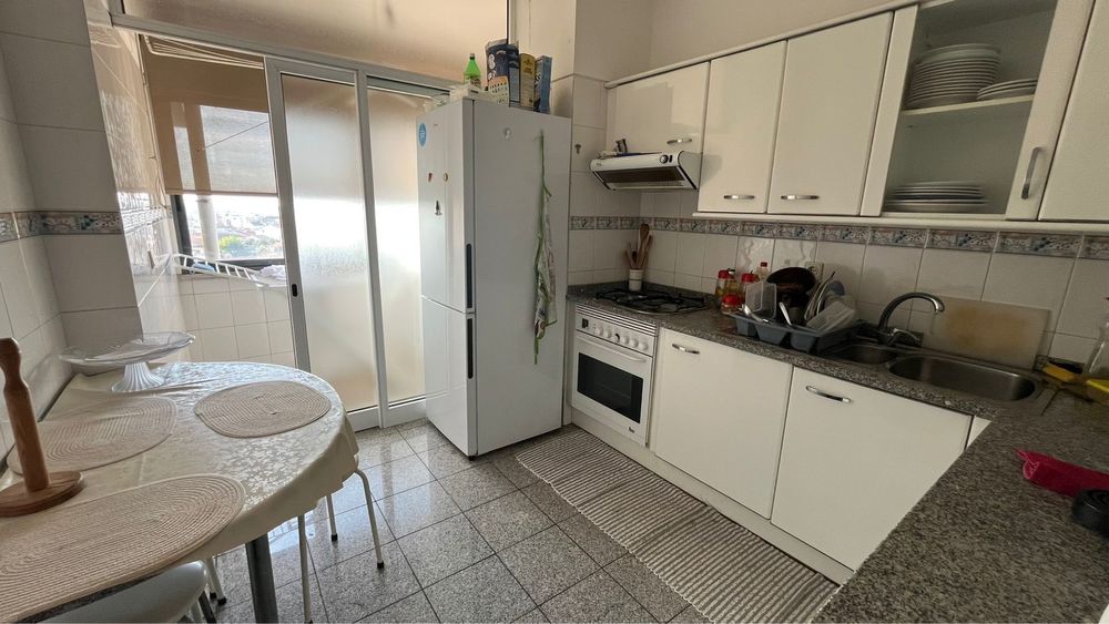 Aluga-se quarto individual