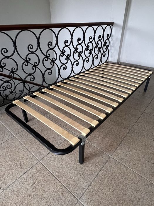 Cama de solteiro com colção