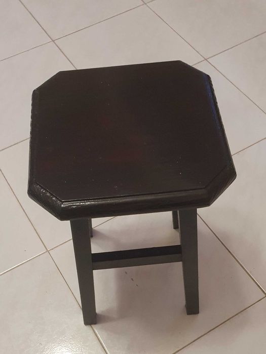 Pequeno banco artesanal, vintage, cuidadosamante manufaturado