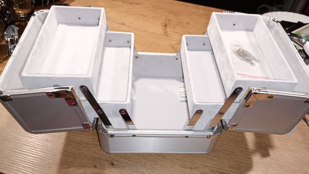 Kuferek na kosmetyki