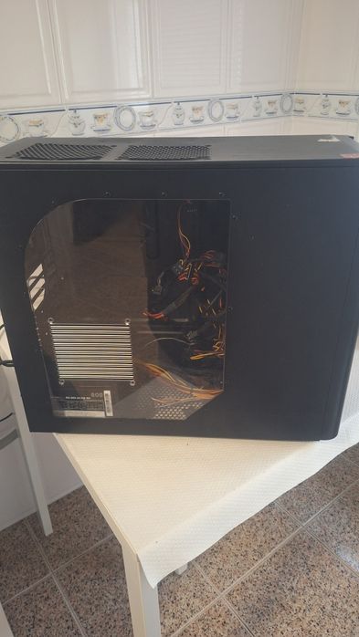 Caixa de computador com fonte e ventoinhas