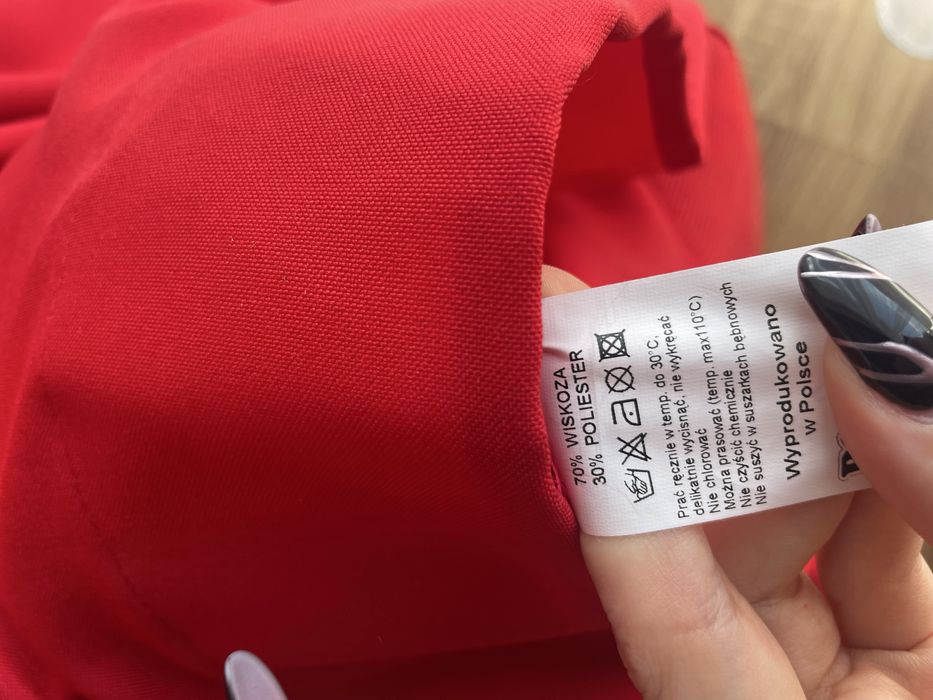 Czerwona rozkloszowana sukienka balowa z koronką elegancka weselna