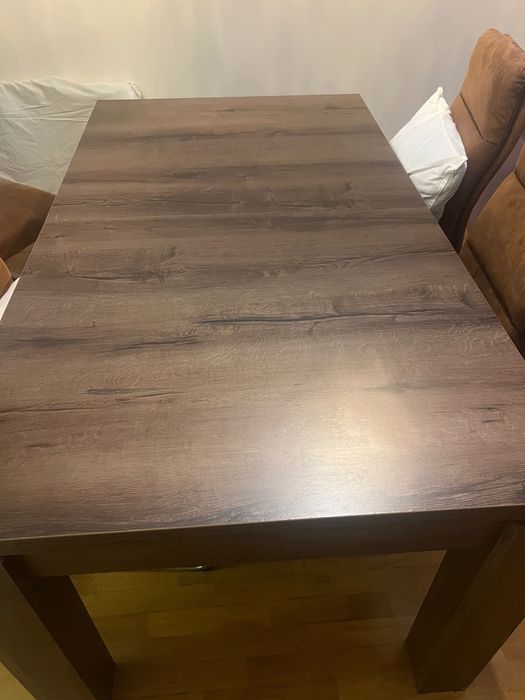 Vendo mesa de sala mais dois bancos em bom estado