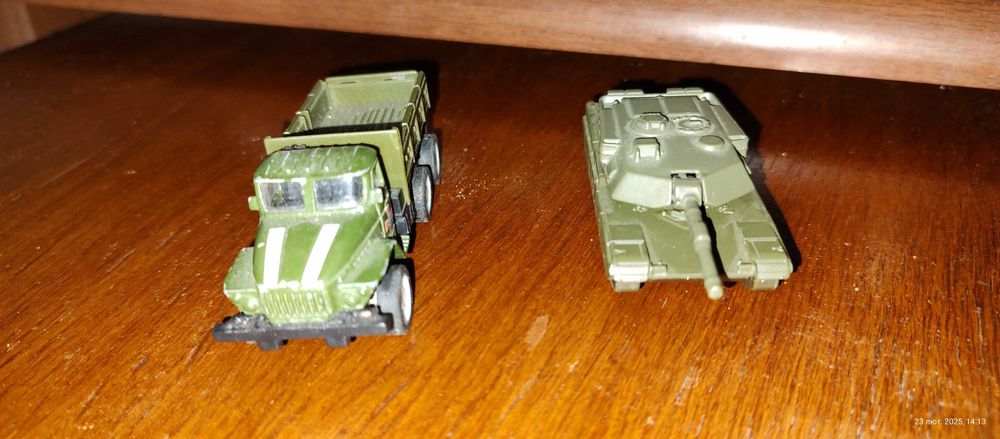 Модельки танк та вантажівка ЗСУ, ціна за одну.