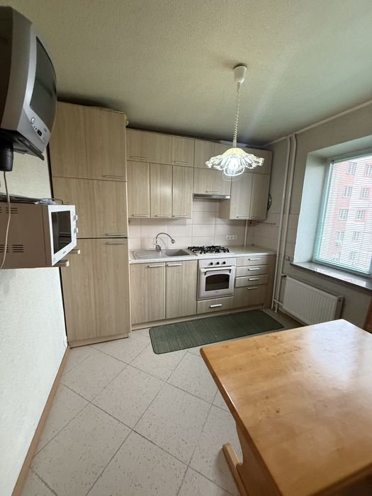 Продаж 2 кім квартири на Незалежності 58.