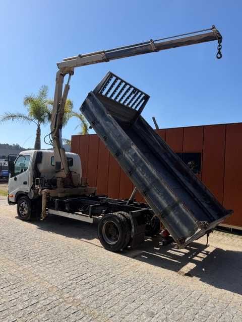 Toyota dyna tribasculante com grua