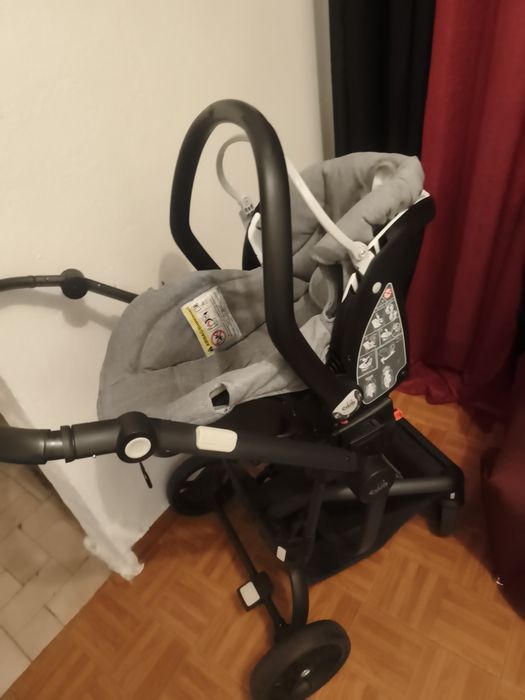Vendo um carrinho de bebê em bom estado cinzento e uma alcofa