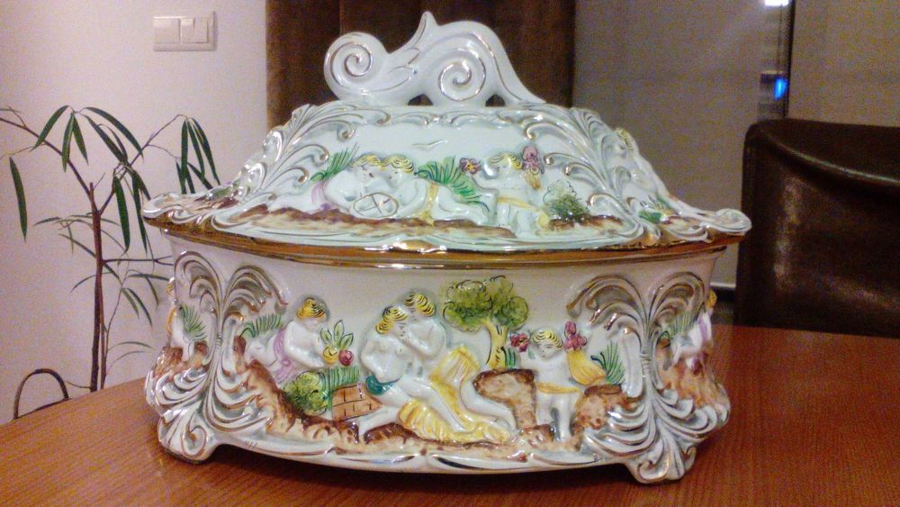 Grande terrina antiga Alcobaça, branca e dourados