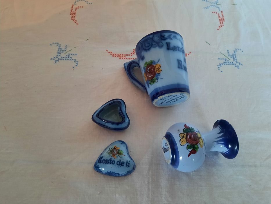 Várias peças de loiça antiga de Alcobaça.