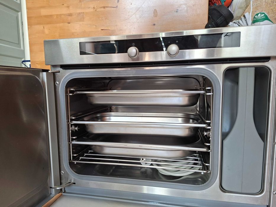 Forno a Vapor Miele DG 2050 como novo. Possibilidade de instalação livre ou encastrar.